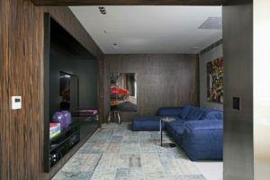 salon-madera-sofa-azul
