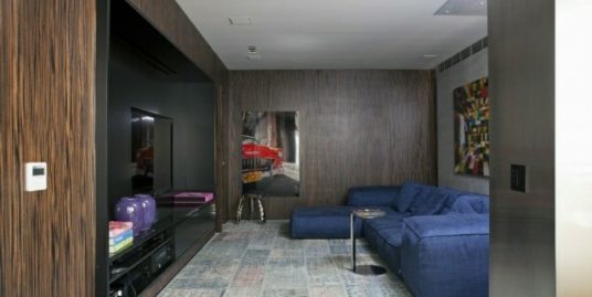 salon-madera-sofa-azul